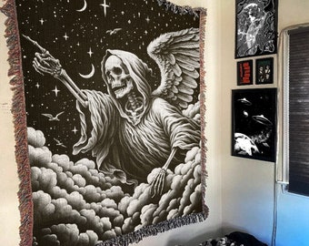 Manta del ángel de la muerte en las nubes • Decoración de esqueleto vintage, tapiz de la muerte, arte del cráneo celestial, lanzamiento gótico oscuro, segador etéreo