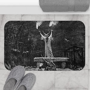 Pu&ograve; includere: Illustrazione in bianco e nero di una figura diabolica con corna e una lunga veste, che tiene una torcia in ogni mano. La figura si trova su una piattaforma con una persona inginocchiata di fronte a lei. L'illustrazione &egrave; su uno sfondo scuro con pipistrelli che volano nell'aria.