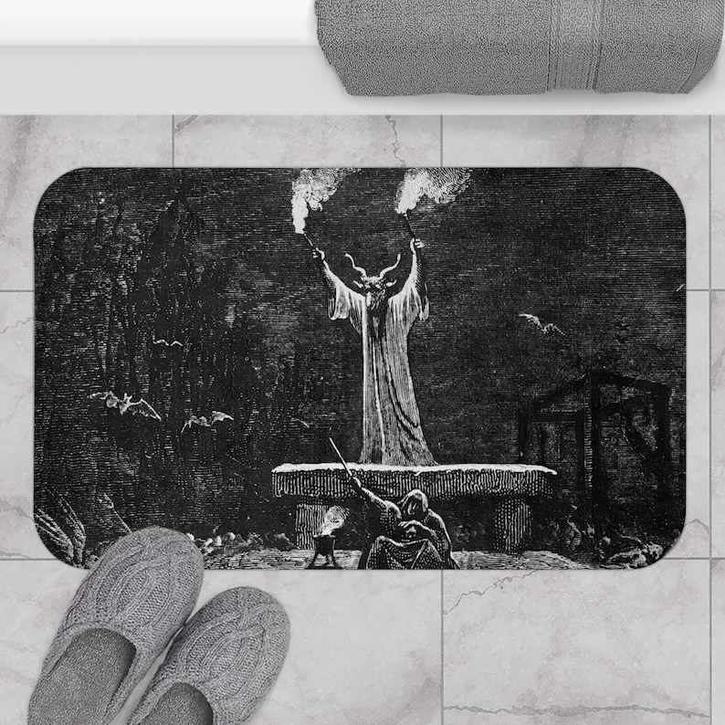 Pu&ograve; includere: Illustrazione in bianco e nero di una figura diabolica con corna e una lunga veste, che tiene una torcia in ogni mano. La figura si trova su una piattaforma con una persona inginocchiata di fronte a lei. L'illustrazione &egrave; su uno sfondo scuro con pipistrelli che volano nell'aria.