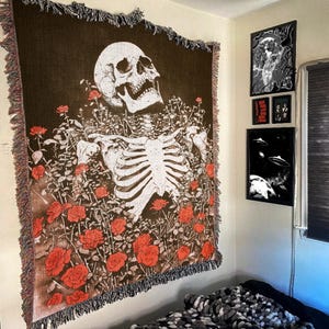 Manta tejida con rosas esqueléticas: tapiz de calavera gótica, decoración de terror