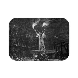 Pu&ograve; includere: Un'illustrazione in bianco e nero di una figura diabolica con corna e una lunga veste, in piedi su una piattaforma e che tiene in alto due torce. Due figure sono inginocchiate di fronte alla piattaforma, guardando il diavolo.