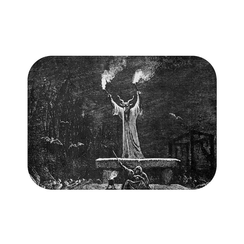 Pu&ograve; includere: Un'illustrazione in bianco e nero di una figura diabolica con corna e una lunga veste, in piedi su una piattaforma e che tiene in alto due torce. Due figure sono inginocchiate di fronte alla piattaforma, guardando il diavolo.