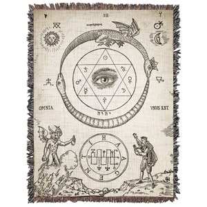 Puede incluir: Un tapiz tejido en blanco y negro con un dise&ntilde;o circular con una serpiente, un ojo y una estrella. El texto "III &omicron;&upsilon;&rho;ά&beta;ό&rho;&omicron;&sigmaf; OMNI&Alpha; &Theta; 3 支 Y A 古 o D 4 全 VNVS EST יהוה I H A4 G 오 م E &Delta; N" est&aacute; tejido en el tapiz.