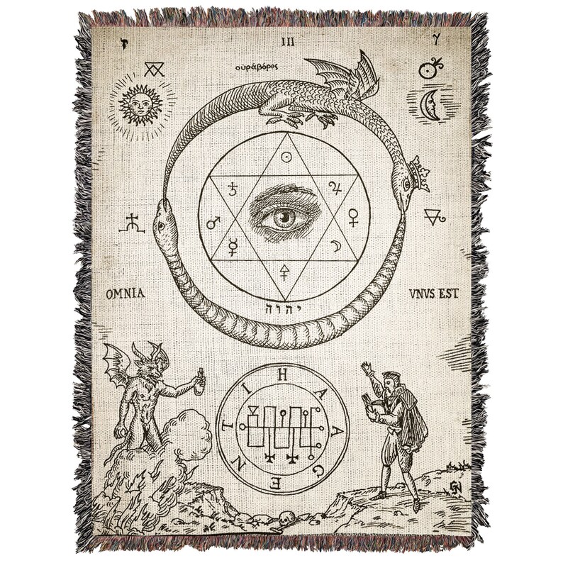 Puede incluir: Un tapiz tejido en blanco y negro con un dise&ntilde;o circular con una serpiente, un ojo y una estrella. El texto "III &omicron;&upsilon;&rho;ά&beta;ό&rho;&omicron;&sigmaf; OMNI&Alpha; &Theta; 3 支 Y A 古 o D 4 全 VNVS EST יהוה I H A4 G 오 م E &Delta; N" est&aacute; tejido en el tapiz.