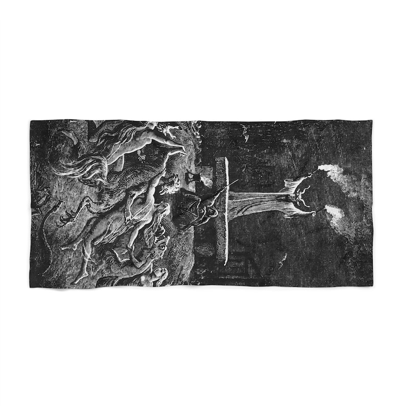 Pu&ograve; includere: Illustrazione in bianco e nero di una scena di un romanzo fantasy. L'immagine rappresenta un gruppo di figure con tratti animaleschi, in piedi di fronte a una struttura alta e appuntita con una torcia accesa in cima.