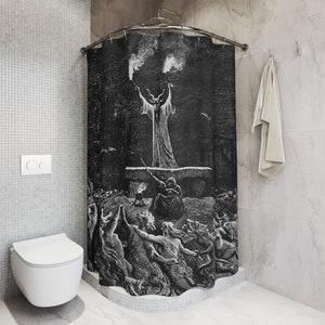 Pu&ograve; includere: Tenda da doccia in bianco e nero con un'illustrazione vintage di un demone con le corna e un gruppo di persone che lo circondano.