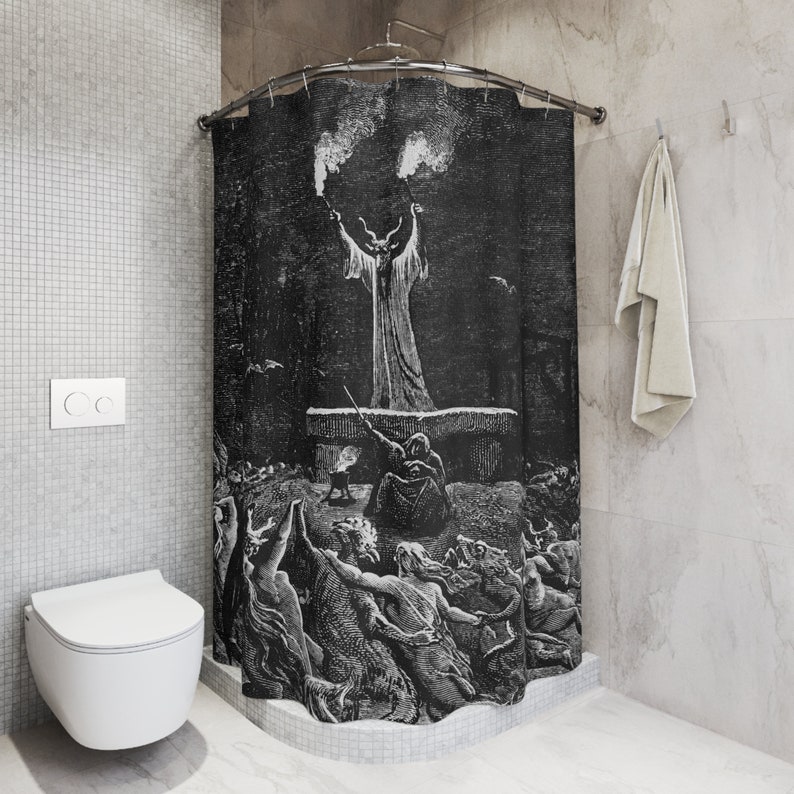 Pu&ograve; includere: Tenda da doccia in bianco e nero con un'illustrazione vintage di un demone con le corna e un gruppo di persone che lo circondano.
