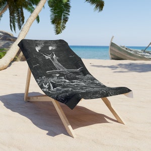 Pu&ograve; includere: Una sedia da spiaggia in bianco e nero con una stampa grafica di un'illustrazione vintage di una persona in piedi su una barca con le braccia alzate. L'illustrazione &egrave; circondata da altre figure.