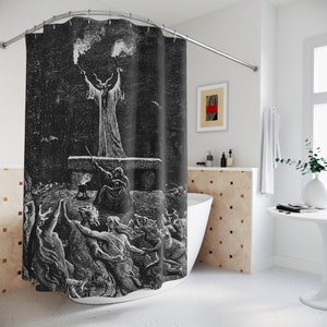 Pu&ograve; includere: Tenda da doccia in bianco e nero con un'illustrazione vintage di una figura diabolica con corna e una lunga veste, circondata da figure in una scena oscura e ombrosa.