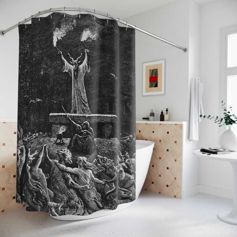 Pu&ograve; includere: Tenda da doccia in bianco e nero con un'illustrazione vintage di una figura diabolica con corna e una lunga veste, circondata da figure in una scena oscura e ombrosa.