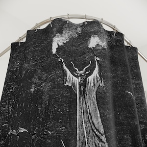 Pu&ograve; includere: Tenda da doccia in bianco e nero con un'illustrazione vintage di una figura in una veste che alza le braccia.