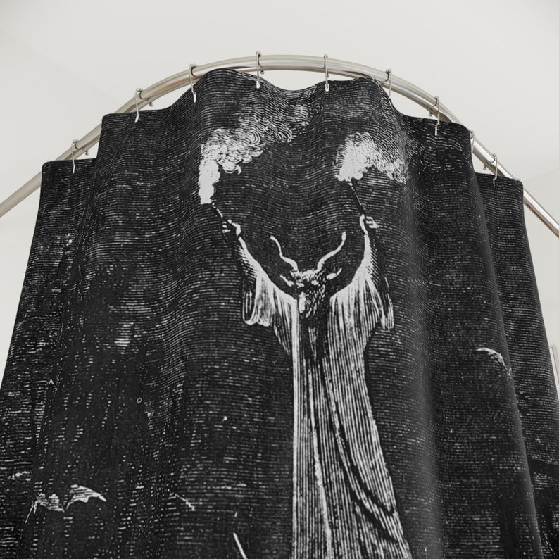 Pu&ograve; includere: Tenda da doccia in bianco e nero con un'illustrazione vintage di una figura in una veste che alza le braccia.