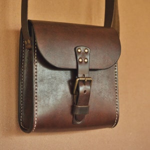 Handgenähte Umhängetasche aus echtem Vollrindleder, handgefertigte Walnussbraune Schultertasche, Minitasche, einfache Tasche, Geschenk für Ihn