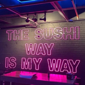 Letreros LED de neón personalizados con texto, colores, cualquier tamaño, gráficos o logotipo. Ilumina tu espacio comercial, decoración del hogar o para colgar en la pared.