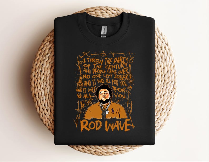 K&ouml;nnte beinhalten: Schwarzes Sweatshirt mit einer Grafik von Rod Wave und dem Text: "Ich habe die Party des Jahrhunderts geschmissen und die Leute kamen, niemand blieb n&uuml;chtern und es war alles f&uuml;r dich." Das Design ist orange.