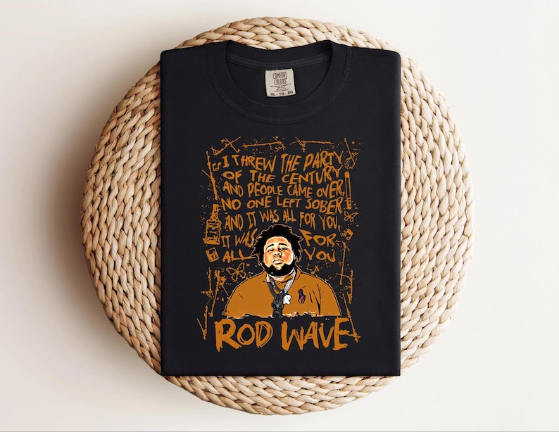 K&ouml;nnte beinhalten: Schwarzes T-Shirt mit einer Grafik von Rod Wave und dem Text: "Ich habe die Party des Jahrhunderts geschmissen und die Leute kamen...und es war alles f&uuml;r dich." Das Design ist braun und orange.