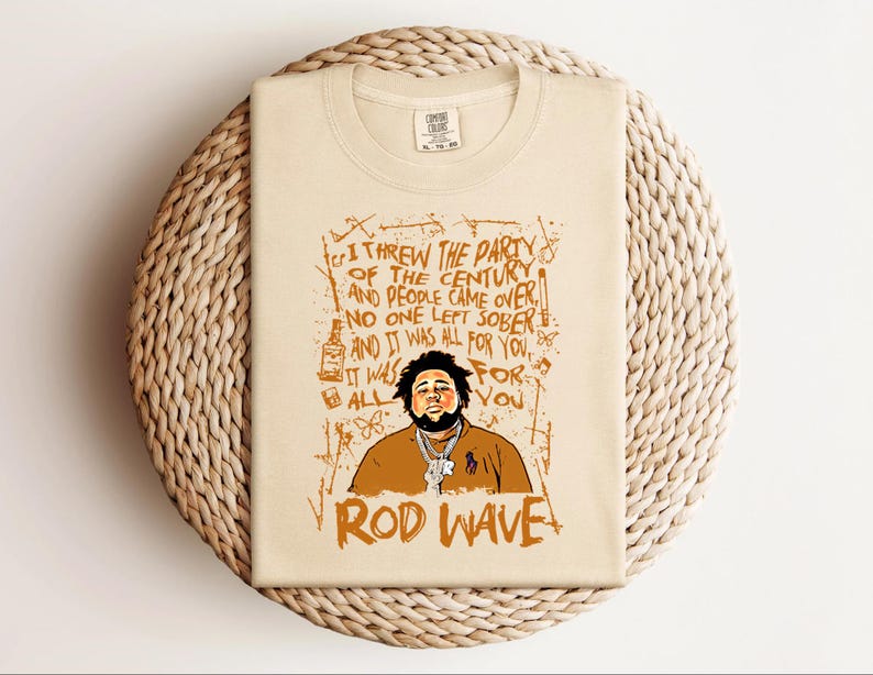 K&ouml;nnte beinhalten: Beiges T-Shirt mit einer Grafik von Rod Wave und dem Text "I threw the party of the century and people came over. No one left sober and it was all for you." Der Text "Rod Wave" steht unten.