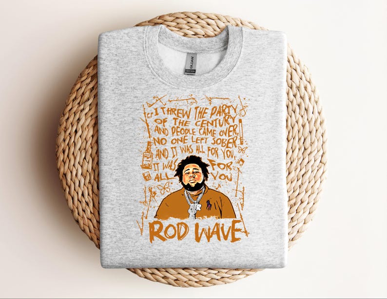 K&ouml;nnte beinhalten: Hellgraues Sweatshirt mit einer Grafik von Rod Wave und dem Text: "Ich habe die Party des Jahrhunderts geschmissen und die Leute kamen...und es war alles f&uuml;r dich." Das Design ist braun und orange.