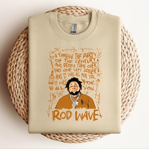 K&ouml;nnte beinhalten: Beiges Sweatshirt mit einem Bild von Rod Wave und dem Text: "Ich habe die Party des Jahrhunderts geschmissen und die Leute kamen. Niemand blieb n&uuml;chtern und es war alles f&uuml;r dich." Der Text "Rod Wave" steht unten.