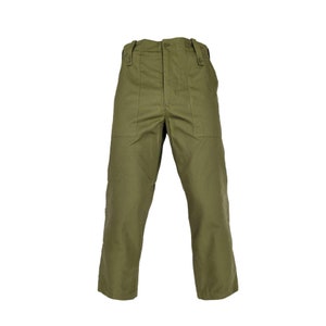 Könnte beinhalten: Eine olivgrüne Cargohose mit Knopfleiste und mehreren Taschen.