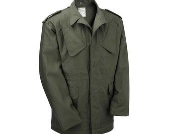 Puede incluir: Una chaqueta verde de estilo militar con cierre de botones, dos bolsillos con solapa en el pecho y dos bolsillos inclinados en las caderas.