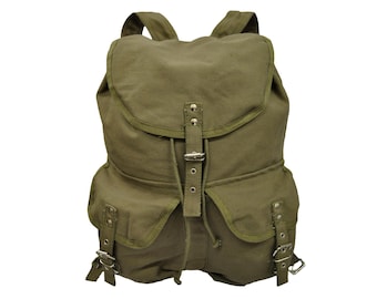 Könnte beinhalten: Ein grüner Canvas-Rucksack mit Kordelzugverschluss, zwei verstellbaren Trägern und einer großen Fronttasche mit Schnalle.