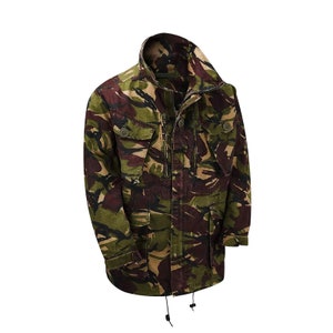 Op de afbeelding: Een camouflagejas met een ritssluiting en meerdere zakken. De jas is gemaakt van een duurzaam materiaal en heeft een capuchon met trekkoord.