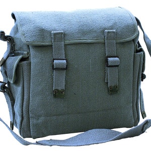 Puede incluir: Un bolso de mensajero de lona gris con una correa larga ajustable y dos cierres de hebilla. El bolso tiene un compartimento principal grande y un bolsillo frontal más pequeño.