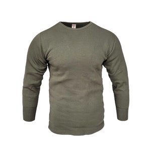 Könnte beinhalten: Ein langärmeliges, olivgrünes Thermoshirt mit Rundhalsausschnitt.