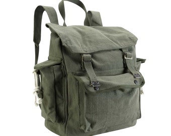 Könnte beinhalten: Ein grüner Canvas-Rucksack mit einer großen Klappe und zwei Fronttaschen. Der Rucksack hat verstellbare Träger und einen Kordelverschluss.