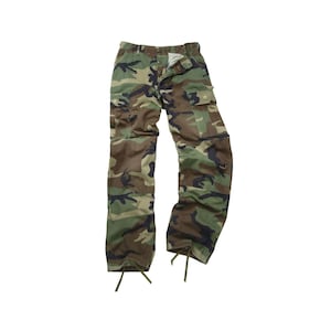 Op de afbeelding: Camouflage cargo broek met knoopsluiting en trekkoord aan de onderkant van de pijpen.