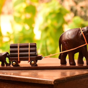 Houten kar olifant met baby, boomstam olifant trekken, houten curiosa, thuis en op kantoor Tafeldecor, pronkstuk, handgemaakt, handwerk