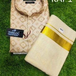Puede incluir: Una camisa beige con estampado dorado, cuello mandarín y dhoti blanco y dorado. La camisa tiene el texto "THRILOG" y "Proud of Swadesi" en una etiqueta. El dhoti tiene el texto "NO:8133" en una etiqueta.