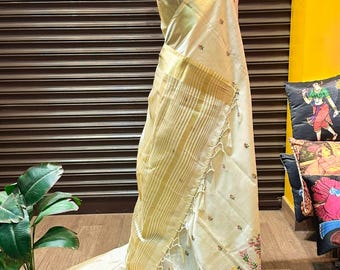 Kerala Special Premium: Weiche, fließende Tussar-Saris im Desi-Stil mit aufwendiger, floraler Stickerei. Genähte Bluse oder Blusenstoff.