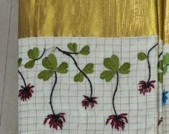 Kariertes Baumwoll-Sari mit Lotusblumenstickerei in Goldoptik, inklusive Blusenstoff oder genähter Bluse / Traditionelle indische Damenbekleidung
