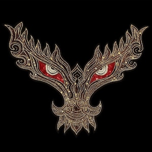 以下が含まれることがあります： 様式化されたドラゴンの顔の形の装飾的なアップリケ。デザインは、金と茶色の刺繍で縁取られた、白いアクセントのある赤い目を特徴としています。アップリケは、黒い背景に対して、小さく輝くスパンコールで装飾されています。