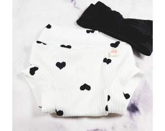 Short bébé et noeud pour la Saint-Valentin, couvre-couche coeur blanc et noir, bloomer bébé pour le retour à la maison, shorties pour tout-petits Saint-Valentin