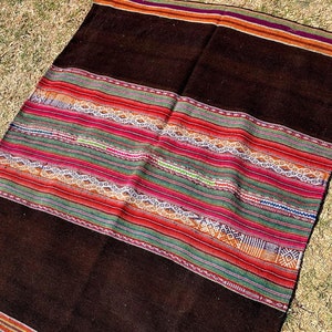 Traditionelle Textilien•Peruanische Textilien•Andenweberei•Handgewebte Decke•Alpakawolle•Ethnische Muster•Indigene Handwerkskunst•Textilkunst