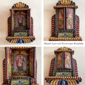 Puede incluir: Retablo peruano tallado a mano con puerta abatible y cajón. El retablo está pintado con colores vibrantes, con una figura de ángel en el interior. El exterior tiene un diseño similar a ladrillos con detalles dorados y azules. El texto "Hand Carved Peruvian Retablo" es visible.