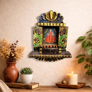 Retablo colonial único • 26 x 22 cm • Hermosa pieza artesanal peruana • Pan de Oro • Aplicaciones de bronce en las puertas •