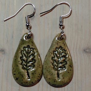 Pendientes de hoja de cerámica hechos a mano / Joyas colgantes de cerámica verde