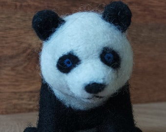 Panda mignon feutré à l'aiguille - prêt à expédier ! Waldorf. Animaux sauvages. Jouet animal de collection. Décoration de maison.