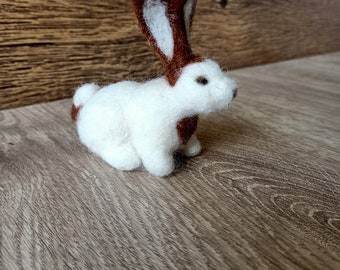 Petit lapin feutré à l'aiguille - prêt à expédier ! Cadeau de Pâques. Lapin de Pâques. Décoration de maison. Animal réaliste