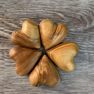 Lotto di 5 cuori 3D in legno d'ulivo fatti a mano, regalo fatto a mano per la moglie, regalo in legno per il marito, regalo artigianale unico