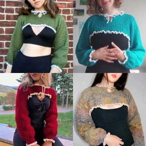Op de afbeelding: Vier gehaakte shrugs in verschillende kleuren: groen, blauwgroen, rood en een mix van geel, blauw en bruin. Elke shrug heeft een gerimpelde rand en een sleutelgat halslijn met een kleine strik. De shrugs zijn ontworpen om over andere tops te worden gedragen.