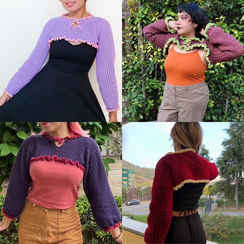 Op de afbeelding: Vier gehaakte shrugs in verschillende kleuren, waaronder paars, bordeauxrood en donkerblauw. Elke shrug heeft een korte pasvorm met lange mouwen en een gerimpelde rand. De shrugs worden getoond over verschillende tops en jurken.