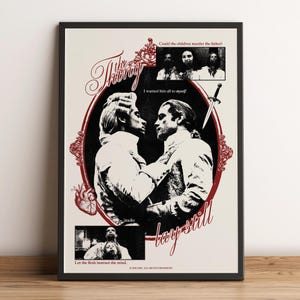 Könnte beinhalten: Ein gerahmtes Poster mit Vintage-Design. Das zentrale Bild zeigt zwei Figuren in historischer Kleidung, die sich gegenüberstehen. Das Poster enthält Text wie "The Thing" und "lay still" sowie andere Sätze und ein kleines Bild eines Herzens.