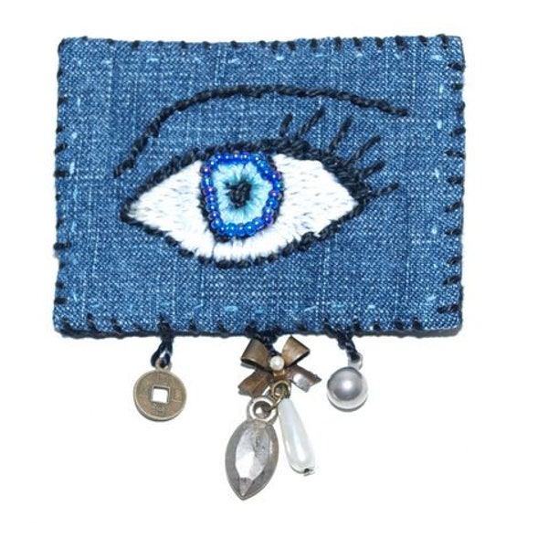 Stoffbrosche Auge Blue Anstecknadel handgestickt auf Jeans Textilschmuck upcycling