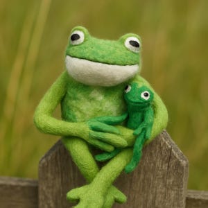 Felted Frog Toy – Handmade Wool Sculpture – Whimsical Forest Decor – Poseable Soft Sculpture – Gift for Nature Lovers