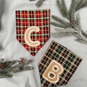 Bandana de Noël personnalisé à carreaux pour chien avec lettre en vinyle personnalisée biscuit